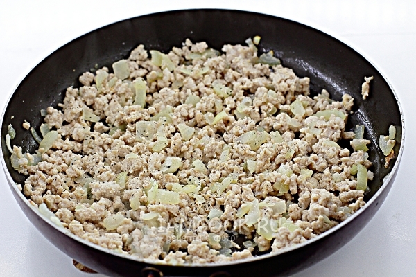 Всыпать соль и перец