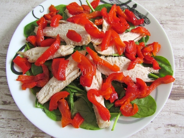 Выложить листья шпината, перец и куриное филе