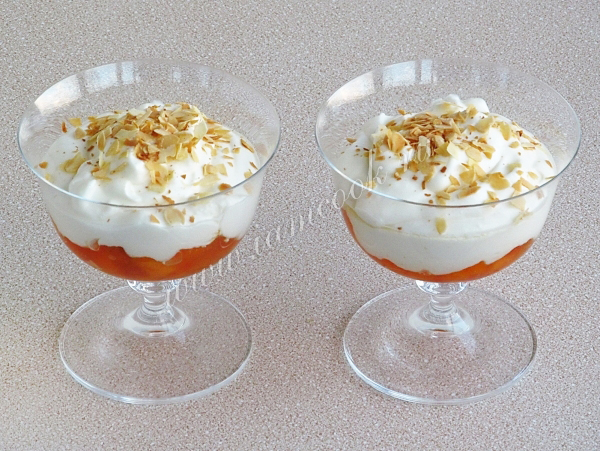 Готовим десерт из взбитых сливок и хурмы