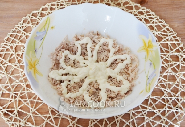 Полить майонезом