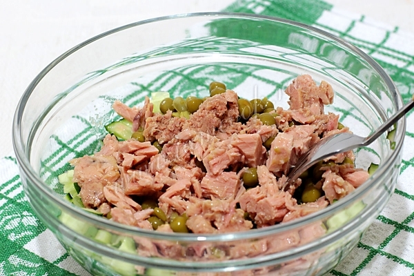 Выложить филе тунца