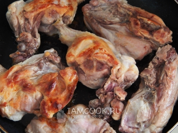 Обжарить кусочки кролика