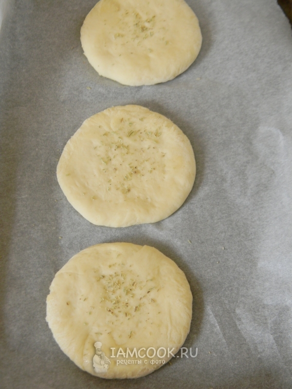 Смазать маслом и посыпать специями