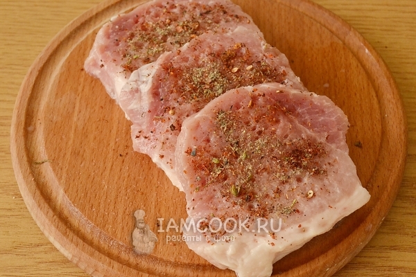 Натереть мясо специями