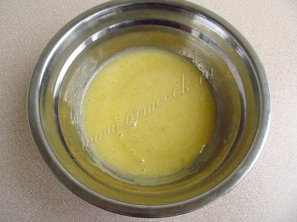 Взбить яйца с сахаром