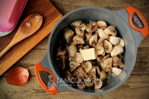 Положить сливочное масло и специи