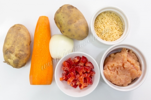 Ингредиенты для супа с куриными фрикадельками