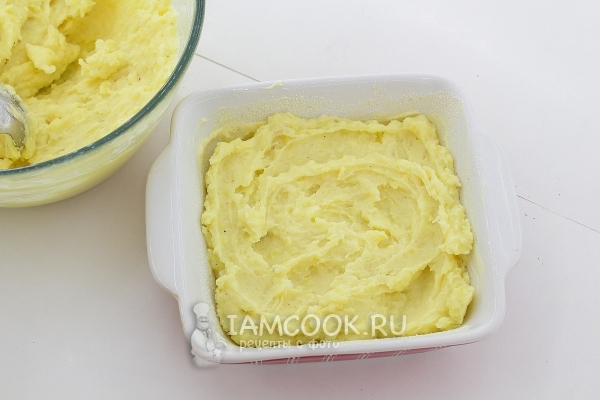 Выложить в форму картофельное пюре