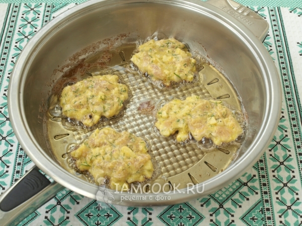 Выложить на сковороду котлетную массу