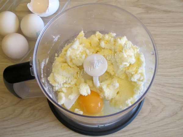 Добавить яйца