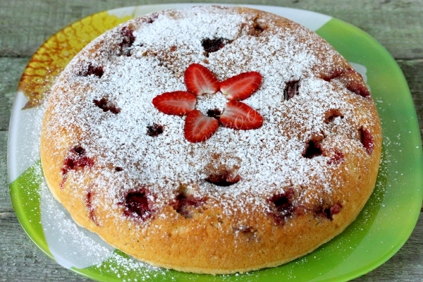 Готовая клубничная шарлотка