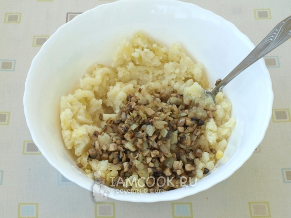 Положить грибы с луком