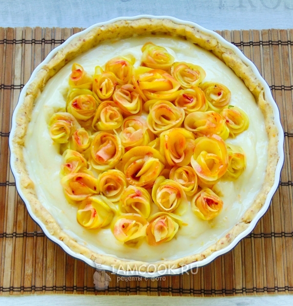 Украсить пирог розочками из яблок