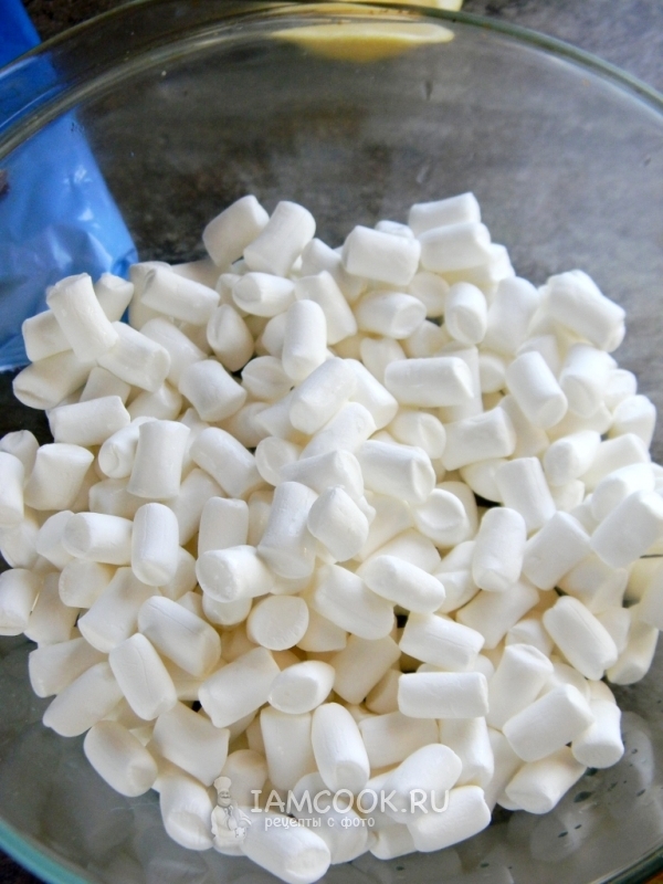 Положить маршмеллоу в тарелку