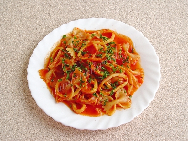 Готовим фарфалле в томатном соусе