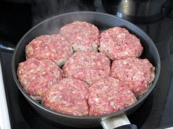 Сырые котлеты из говяжьего фарша на сковороде