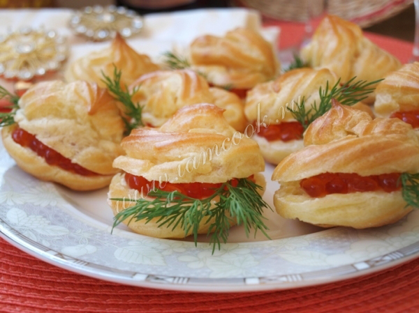 Профитроли с красной икрой