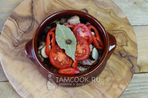 Добавить помидор, перец и лавровый лист