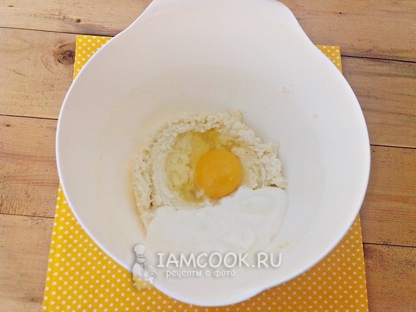 Добавить сметану и яйцо