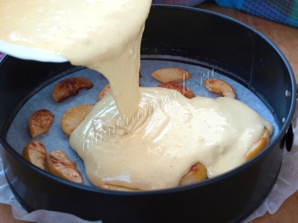 Залить айву тестом