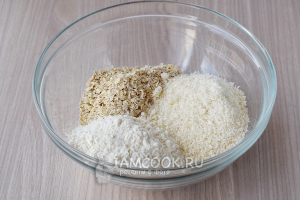 Соединить муку, овсяные хлопья и кокосовую стружку