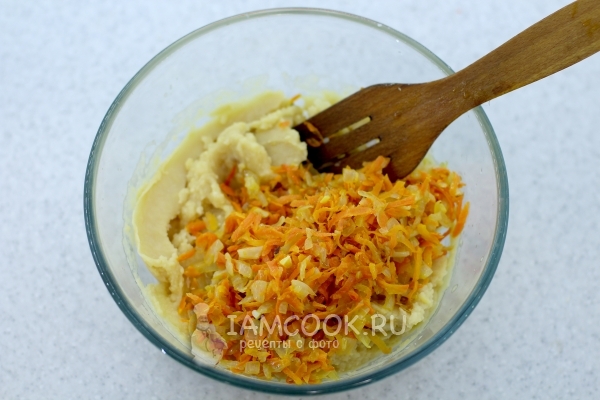 Соединить гороховое пюре и лук с морковью