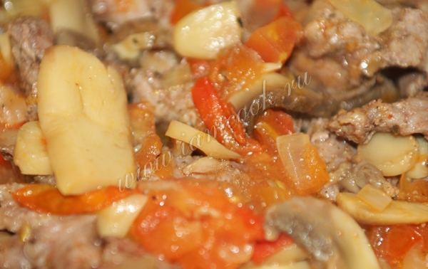 Телятина тушеная с грибами и помидорами, фото