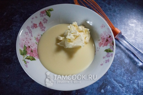Соединить масло и сгущенку