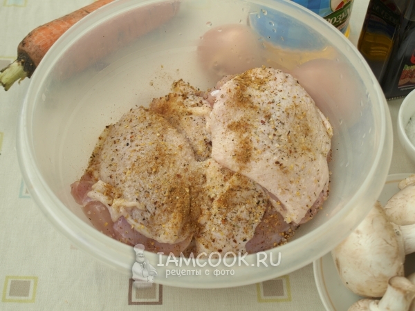 Натереть курицу солью со специями