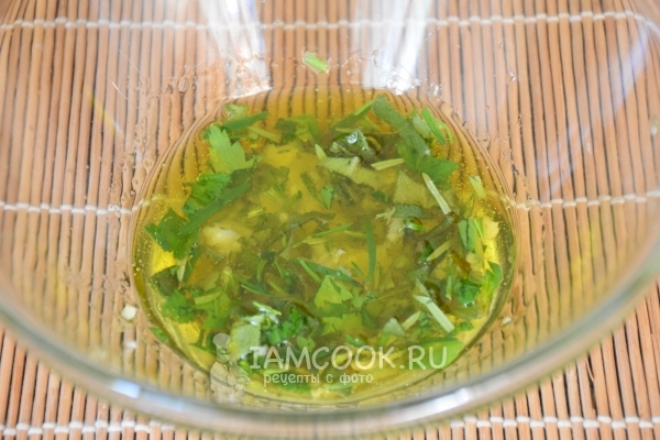 Влить масло и уксус