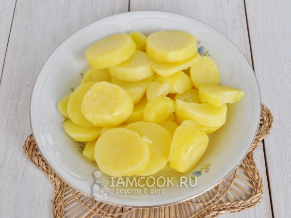 Картофель отварить и порезать