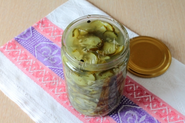 Фото салата «Зимний король» из огурцов на зиму