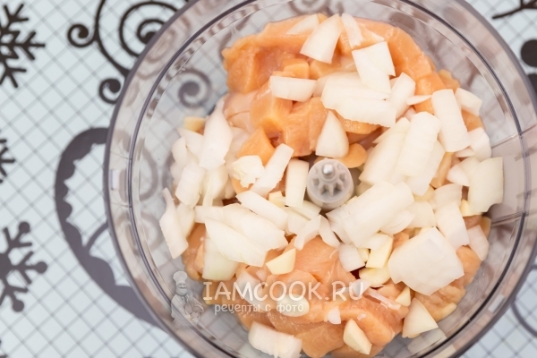 Порезать куриное филе, чеснок и лук