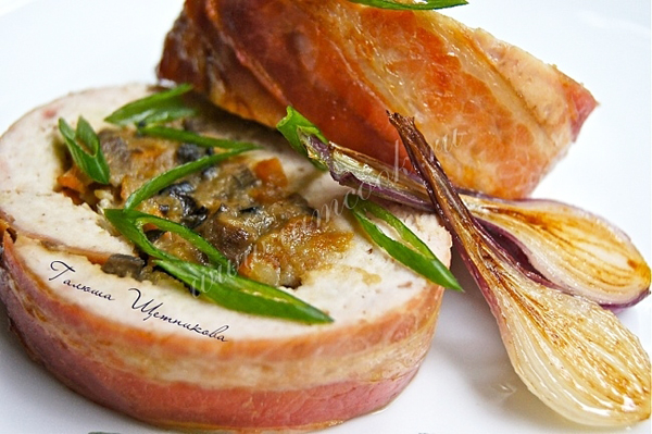 Вкусный куриный рулет с грибами