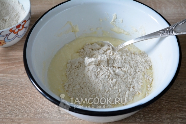 Всыпать муку