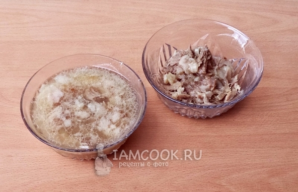 Мясо с чесноком залить бульоном