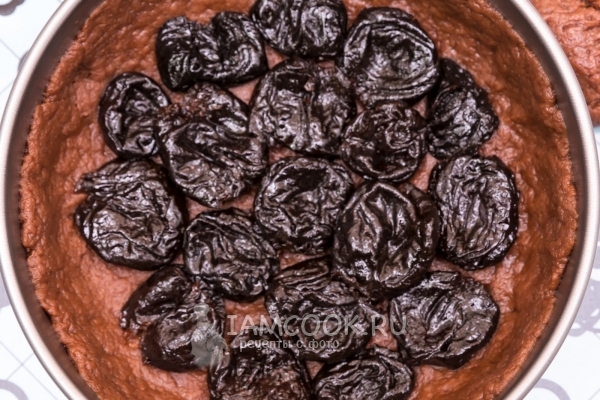 Положить тесто с черносливом в форму