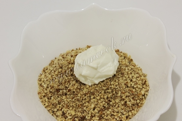 Обваливаем в орехах