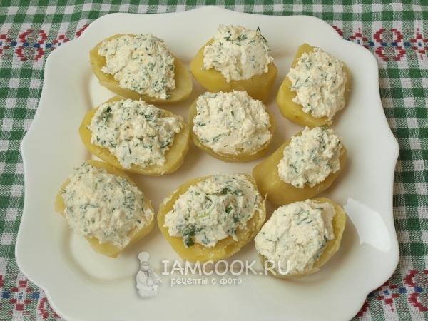 Выложили начинку на картофель