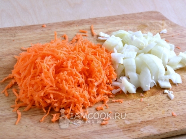 Порезать лук и морковь