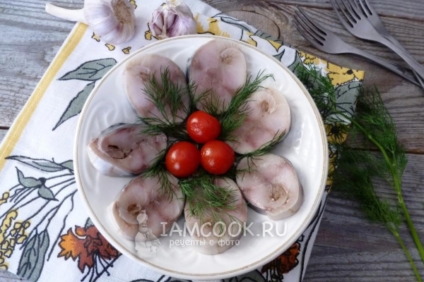 Готовая cкумбрия, соленая с чесноком