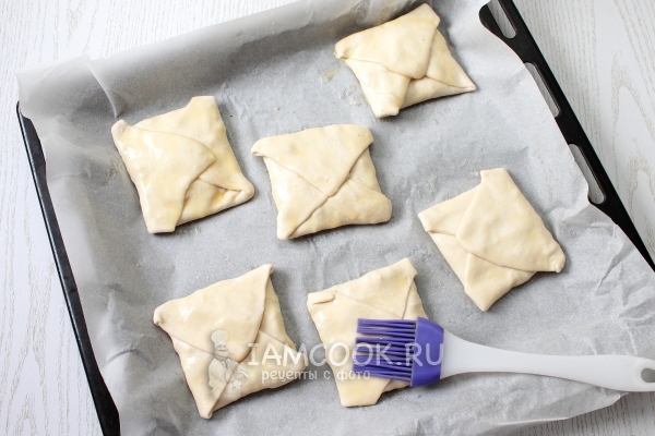 Смазать хачапури яйцом