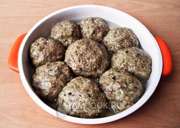 Положить котлеты в форму с водой