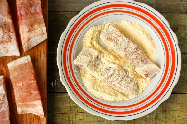 Обвалять пангасиус в муке