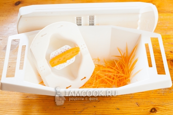 Натереть морковь