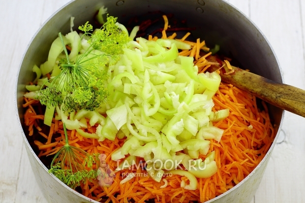 Положить перец и укроп