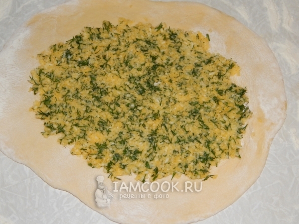 Раскатать тесто и выложить начинку