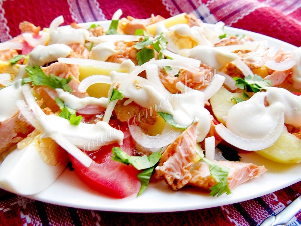 Рецепт салата из копченой семги с овощами