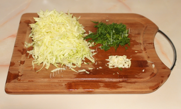 Тертый кабачок с зеленью и чесноком