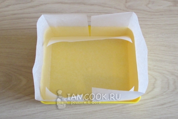 Положить в форму бумагу для выпечки